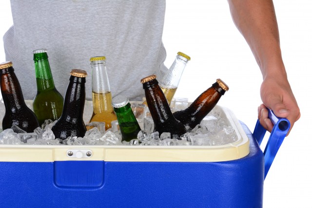 氷いっぱいのクーラーボックスにビール